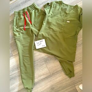 XS T High Waisted Zamora Joggers Olive
S Catarina one pocket scrub top Olive
